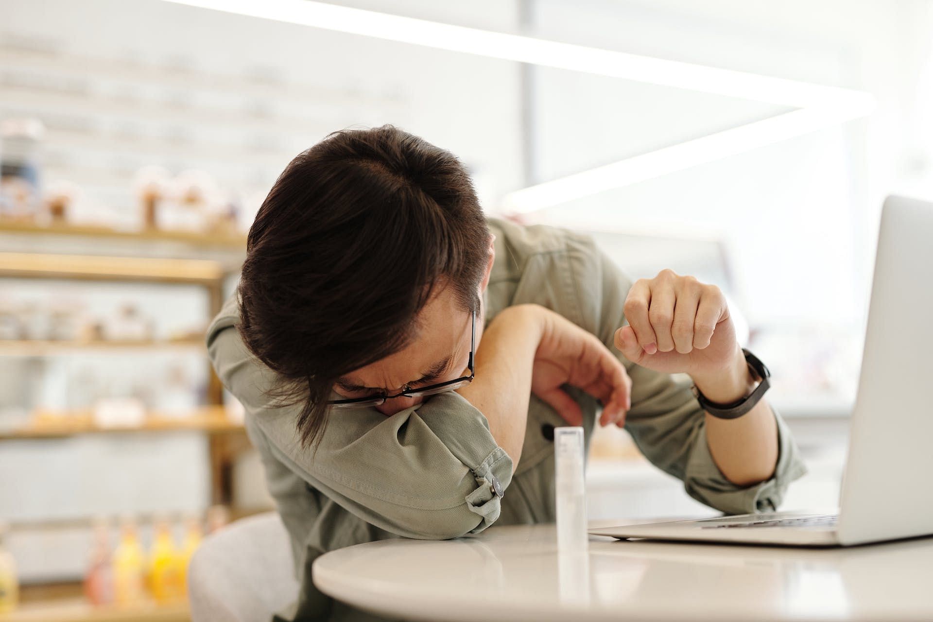 blocking all the air pathways while sneezing caused a hole in the throat of a man (Photo by Edward Jenner on Pexels)